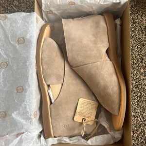 Brand new Born Iwa Taupe (Beige) Suede sandals size 10 (US) 42 ( Euro).